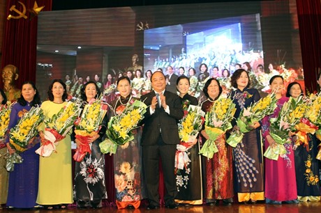 Phó Thủ tướng Nguyễn Xuân Phúc tặng hoa chúc mừng các đại biểu nhân ngày 20/10.